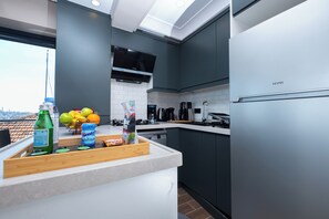Private kitchen - Bosphorus View with 2 Bedrooms-Elevator-Parking (İstanbul)