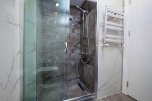Douche, sèche-cheveux, bidet, serviettes fournies