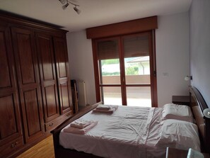 Iron/ironing board, WiFi, bed sheets