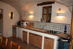Microwave, oven, stovetop, dishwasher - Over 1000 year old country house with pool near Uzes for 12 people, ideal for families (Foissac)
