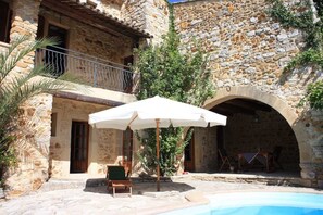 Exterior - Over 1000 year old country house with pool near Uzes for 12 people, ideal for families (Foissac)