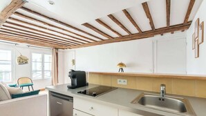 Uma cozinha moderna com lava-louças embutida, fogão e pia.