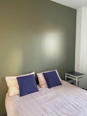 مكواة/لوح كي وواي فاي وملاءات أسرّة