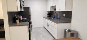 Microondas, horno, placa de cocina