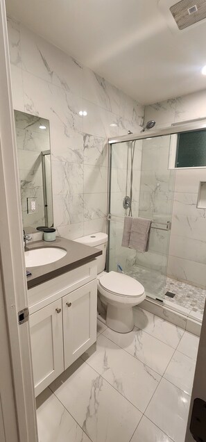 Towels, soap, toilet paper - Fully Furnished Renovated 1BR Balcony Gated Parking Northridge (Los Angeles)