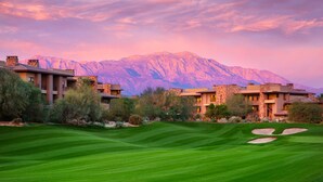 A golf course with a mountainous backdrop and modern buildings. - 1 Bed-room Villa with full kitchen in Palm Desert from 4/7/2026 for 5 nights (Palm Desert)