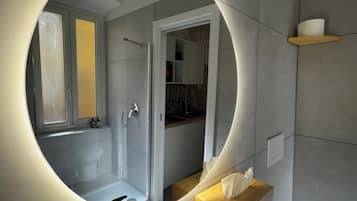 Romantisch appartement, uitzicht op de stad | Badkamer | Een haardroger, badjassen, een bidet, handdoeken