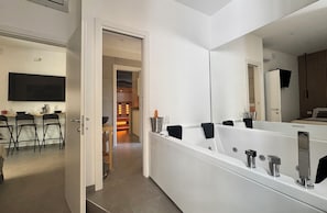Romantic Condo, City View