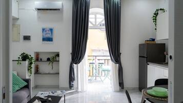 Superior-Apartment, Stadtblick | Wohnbereich | Fernseher