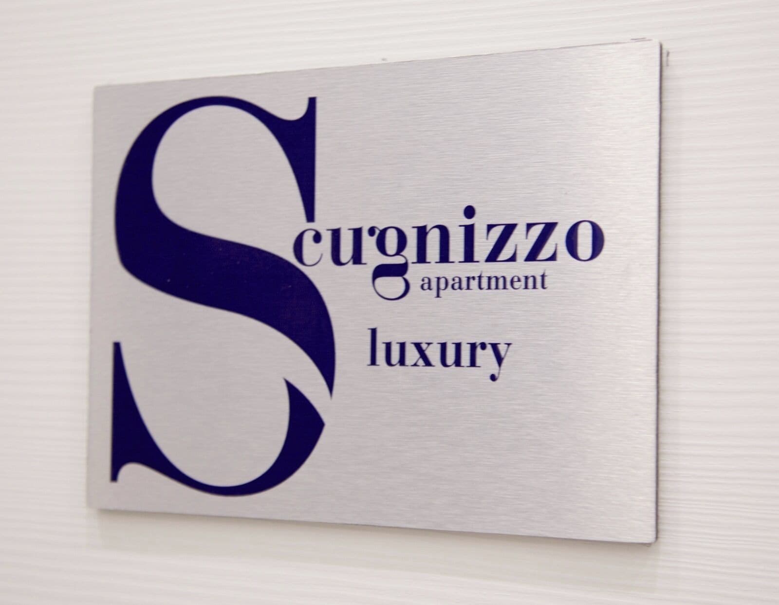 Un senyal amb el text 'Sognizzo apartment luxury'.