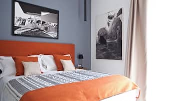 Appartamento City, vista città | Cassaforte in camera, postazione laptop, tende oscuranti