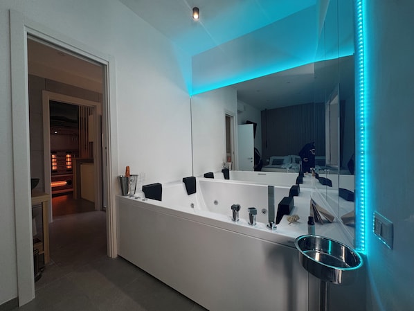 Romantic Condo, City View | Spa - Scugnizzo Apartment (Naples)