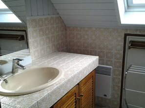 Bathroom - Vrbo Property (Agon-Coutainville)
