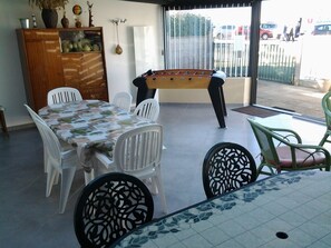 Outdoor dining - Vrbo Property (Agon-Coutainville)