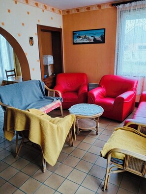 Living area - Vrbo Property (Agon-Coutainville)