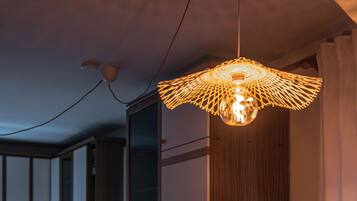 Kühlschrank, Ofen, Herdplatte, Wasserkocher mit Kaffee-/Teezubehör