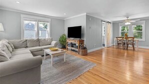Living area - Narragansett Coastal Retreat- minutes to Beach & Pond (Narragansett)
