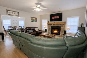Smart TV, fireplace, ping pong, books - Bald Mountain Retreat - Full Rumbling Bald Access - EV Charger, Blackstone, View (Lake Lure)