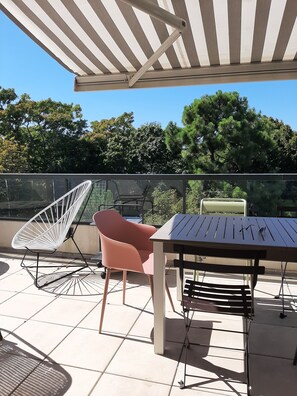 屋外ダイニングエリア