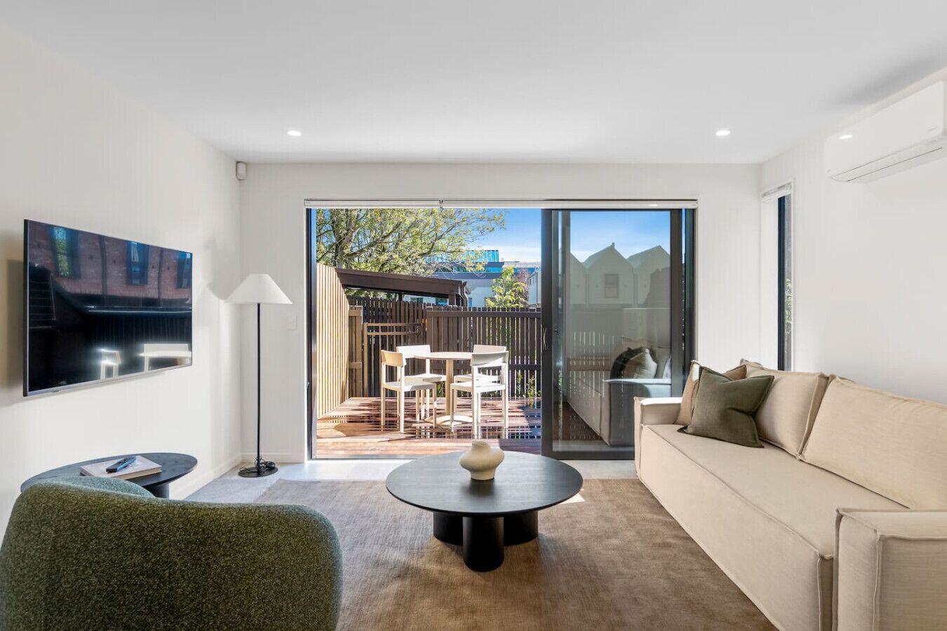 TV, mesa de pingue-pongue