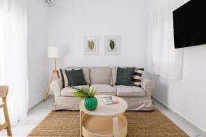 Apartamento, 2 camas dobles, vistas a la ciudad | Zona de estar | Smart TV de 40 pulgadas con canales digitales