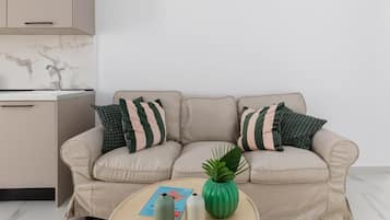 Apartemen, 1 kamar tidur | Area keluarga | Smart TV 40-inci dengan saluran TV digital