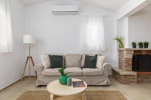 Căn hộ, 2 phòng ngủ, quang cảnh thành phố | Khu phòng khách | Smart TV 40-inch có truyền hình kỹ thuật số