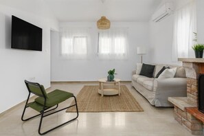 Apartamento, 2 habitaciones, vistas a la ciudad | Zona de estar | Smart TV de 40 pulgadas con canales digitales