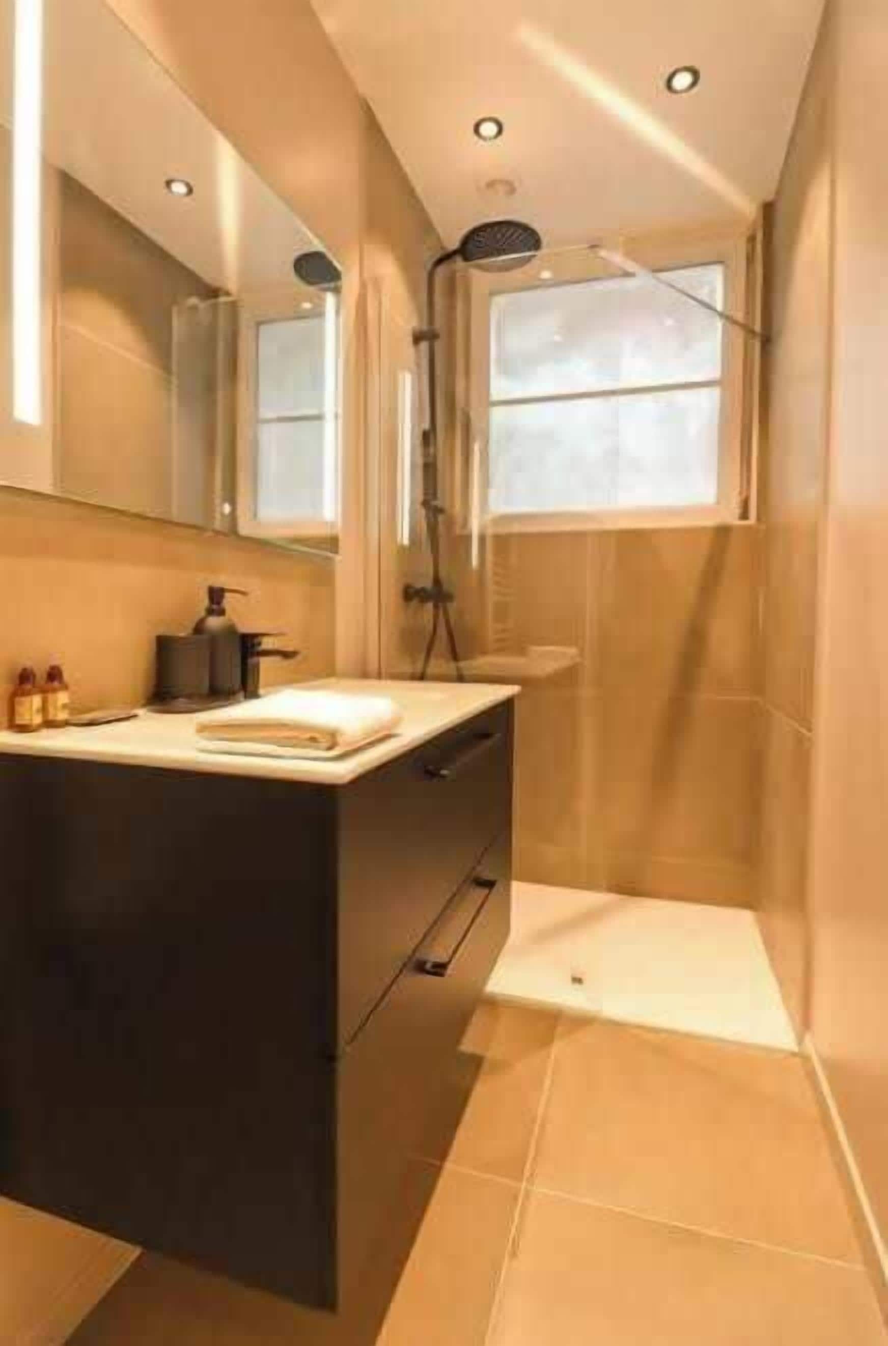 Suihku, hiustenkuivaaja, sampoo