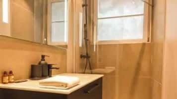 Suihku, hiustenkuivaaja, sampoo