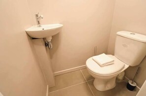 Bathroom - Apartment near Eiffel Tower - 1BR 2/4 persons (Paris)