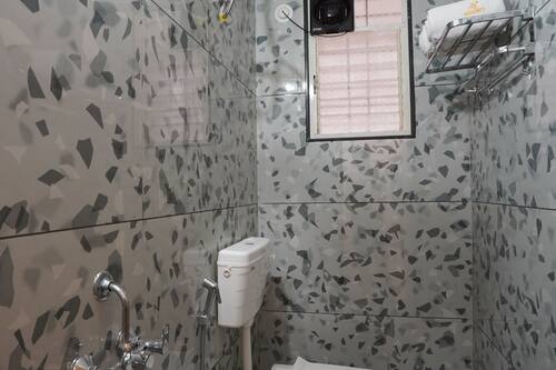 Deluxe Room, City View | Bathroom | Shower, free toiletries, towels, soap