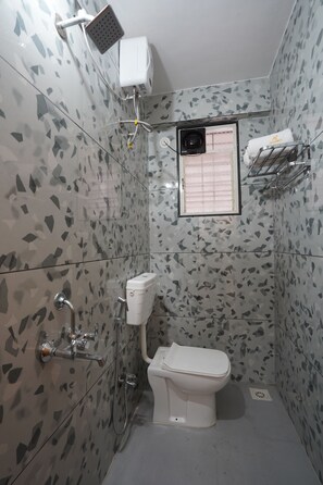 Dusche, kostenlose Toilettenartikel, Handtücher, Seife