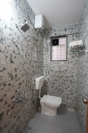 Deluxe Room, City View | Bathroom