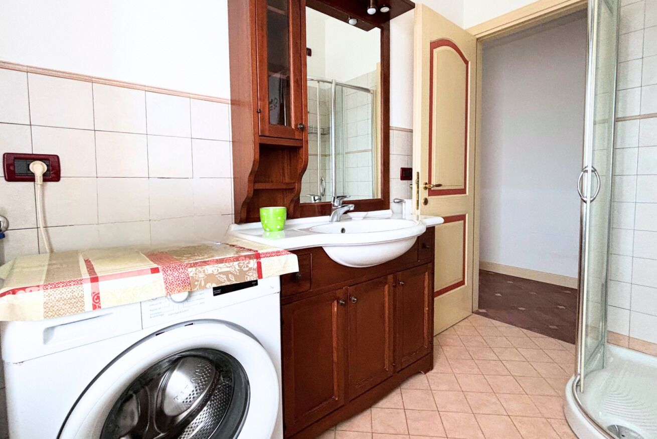 Shower, bidet, towels