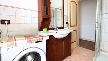 Shower, bidet, towels