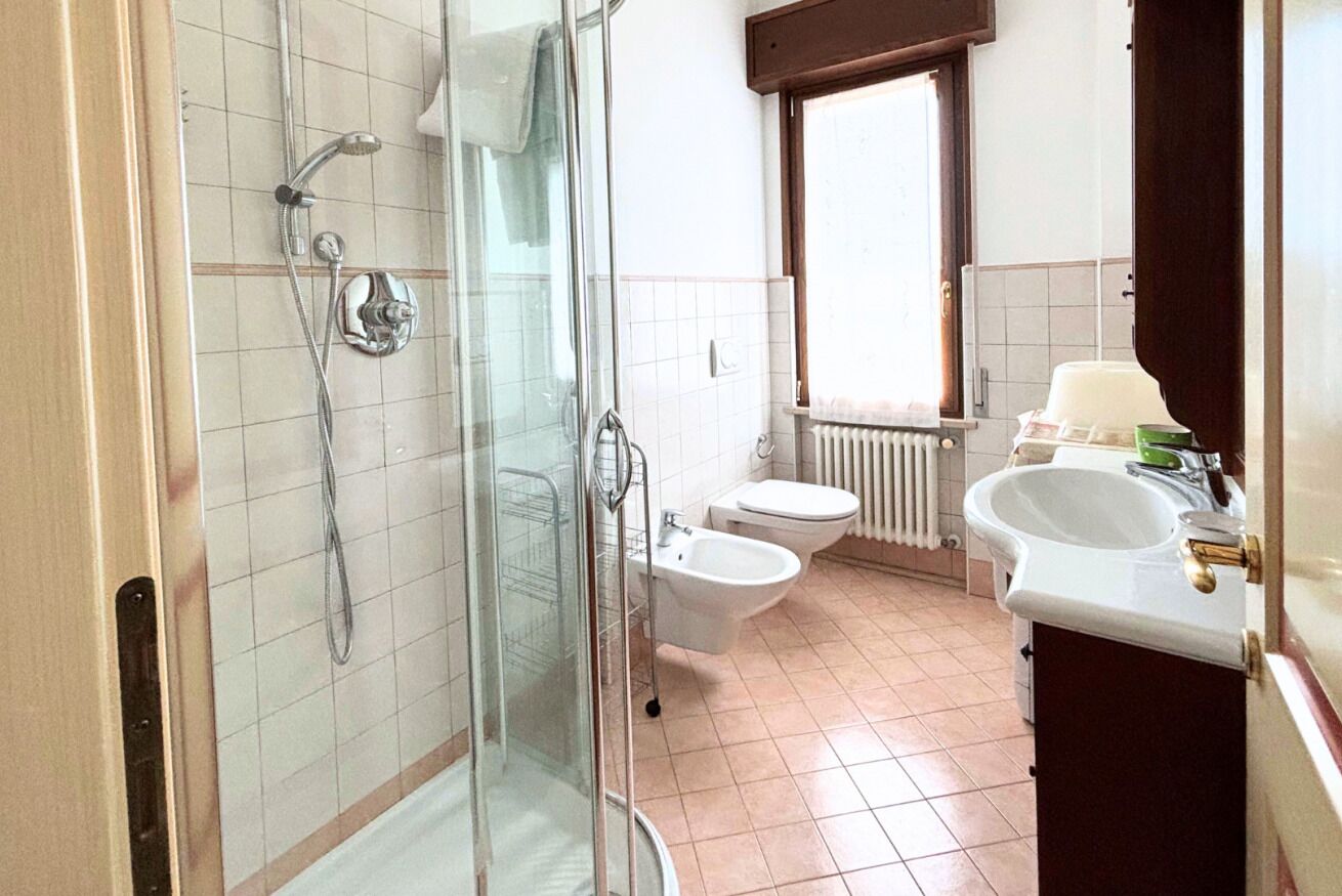 Douche, bidet, serviettes fournies