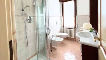 Een douche, een bidet, handdoeken