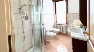 Dusche, Bidet, Handtücher