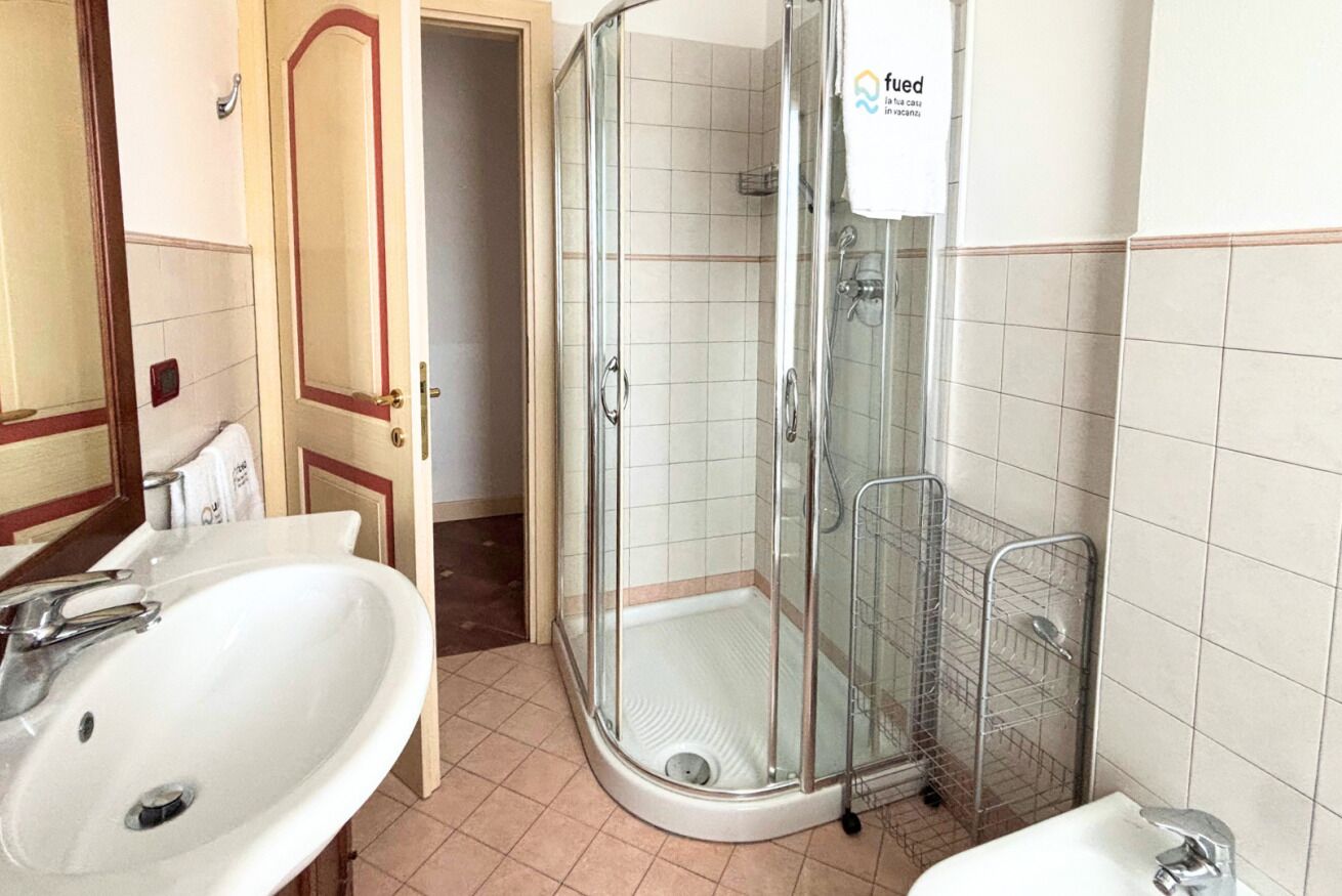 Shower, bidet, towels