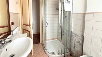 Shower, bidet, towels