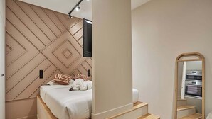 Ein Schlafzimmer mit einem Bett, einem Spiegel und einem eingebauten Backofen.