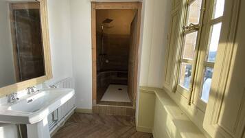 Een douche, toiletpapier