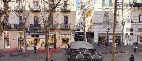 Suite familiar, 2 habitaciones, balcón, vista a la ciudad | Restaurante al aire libre