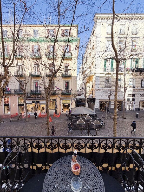 Suíte família, 2 quartos, sacada, vista para a cidade | Opções para refeição ao ar livre