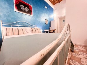 Standard Double Room | Memory foam beds, minibar, desk, laptop workspace - Suite Scarlatti (Napoli)