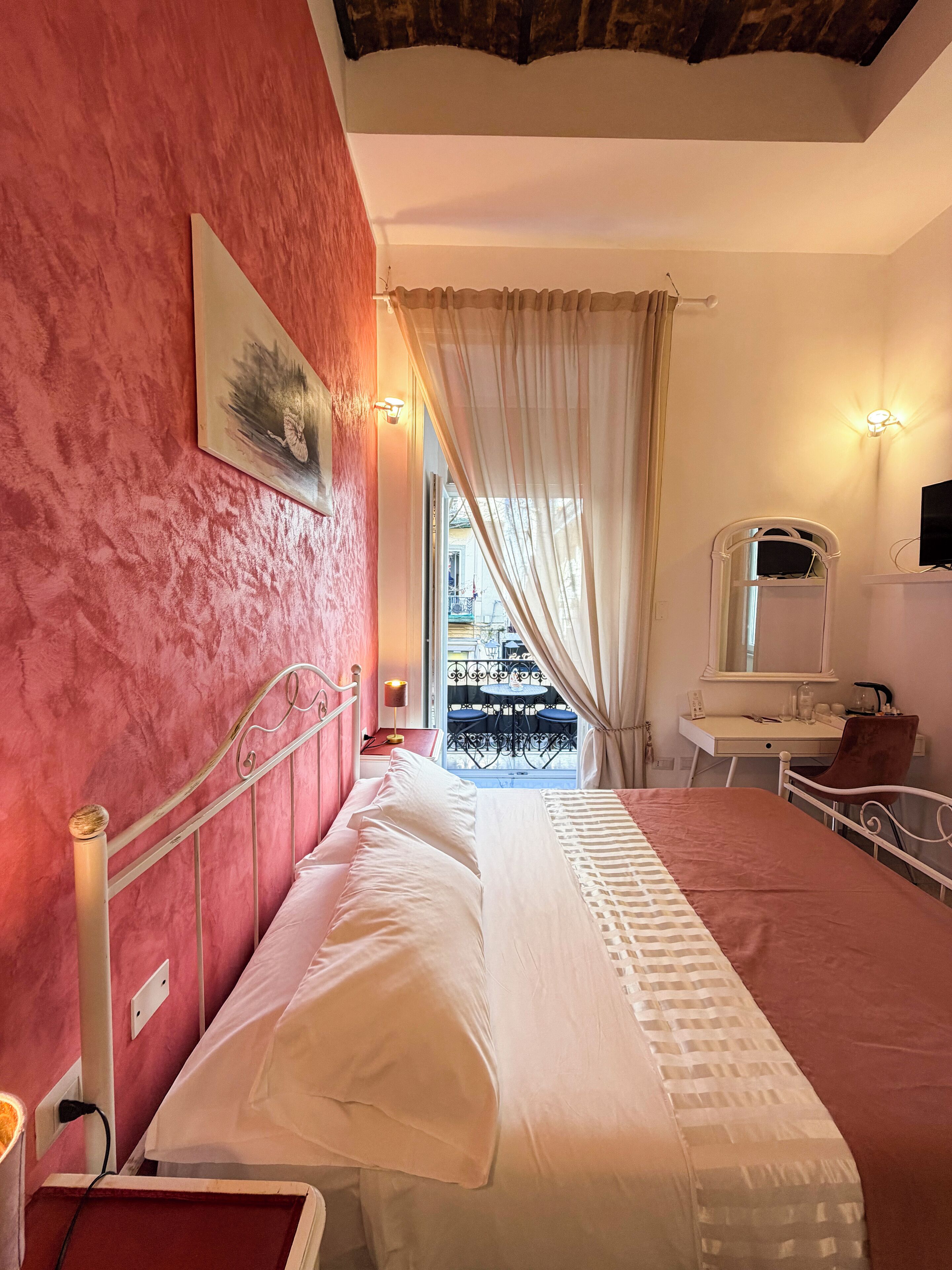 Suíte família, 2 quartos, sacada, vista para a cidade | Camas com colchões de espuma com sistema de memória, frigobar