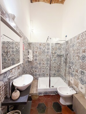 Quarto casal superior, vista para a cidade | Banheiro | Chuveiro, chuveiro com efeito de chuva, secador de cabelo, bidê