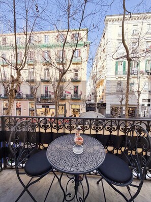 Suite familiare, 2 camere da letto, balcone, vista città | Ristorazione all'aperto