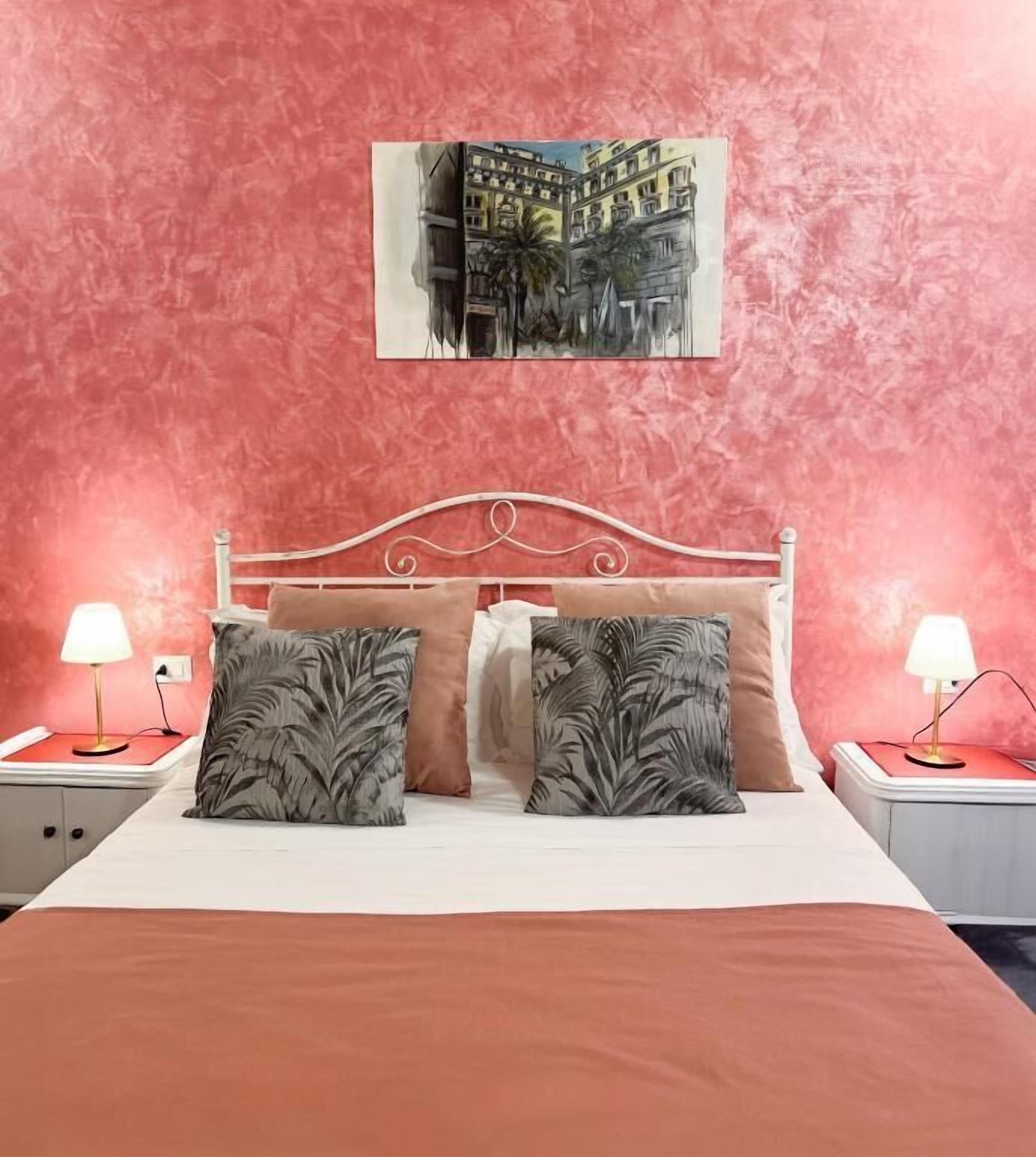 Quarto casal superior, vista para a cidade | Camas com colchões de espuma com sistema de memória, frigobar